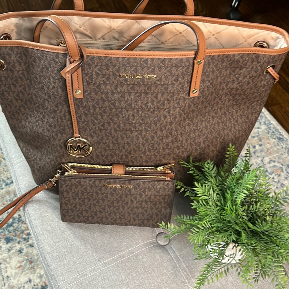 MK AUTHENTIC Jet travel bag and wallet set EXCELLENT CONDITION!!!!!!!!!
